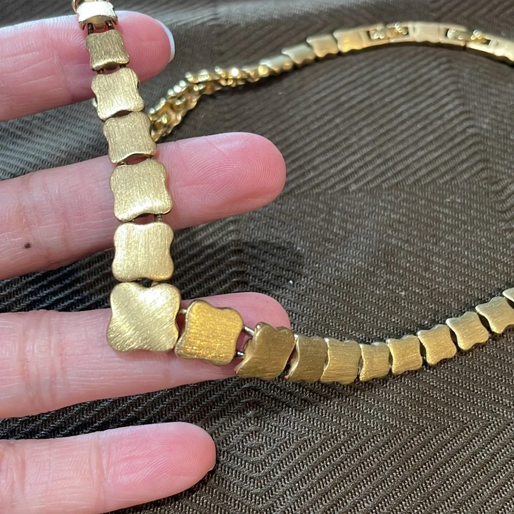 Monet vintage gold tone statement necklace - Picture 2 of 8